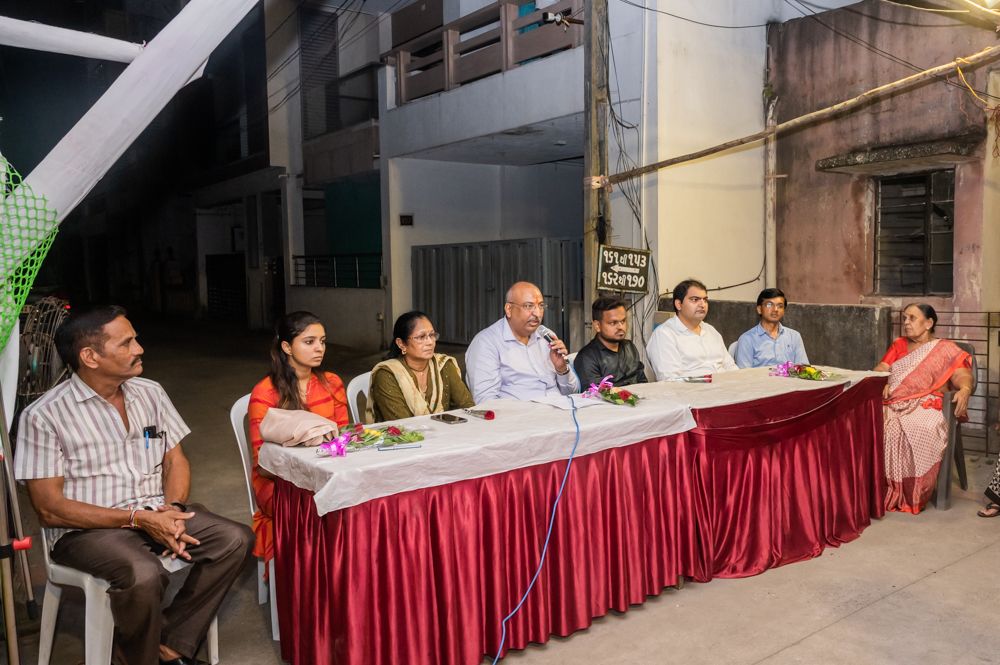 Donate Life and Surat City Ganesh Utsav Committee honored Family Members of organ donor Late Pareshbhai Shah Family by inviting at Kasturba Mahila Mandal, Palanpur Patiya, Surat as guest & performing aarti by them.